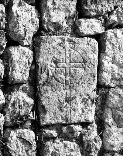 Pierre tombale, incrustée sur le front oriental de l'enceinte extérieure de Beaugency, provenant sans doute du cimetière qui entourait l'église avant la Révolution.
