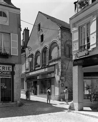 Pignon sur rue et départ du mur gouttereau rue du Traîneau.