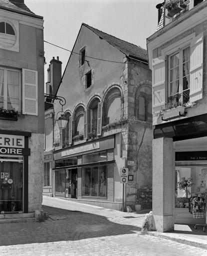 Pignon sur rue et départ du mur gouttereau rue du Traîneau.