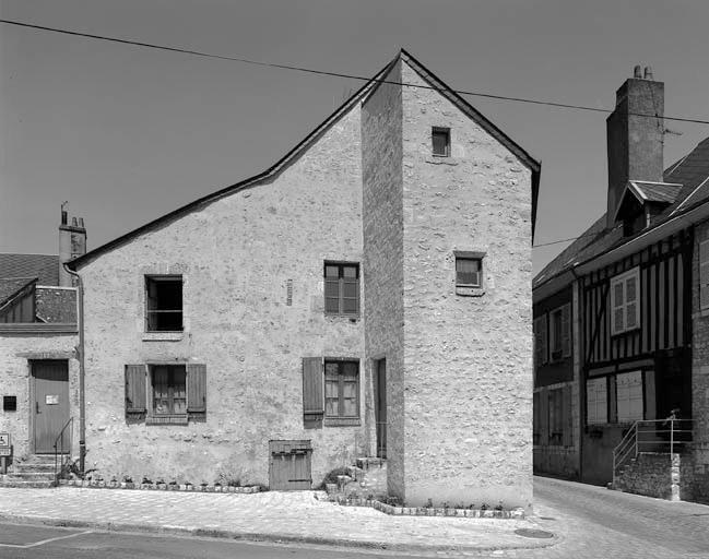 Maison à l'angle de la place Saint-Firmin et de la rue de la Sirène.