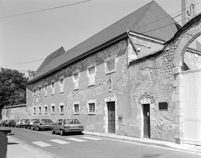 Parloir, grange et amorce de l'aile nord du cloître, rue Porte Tavers.