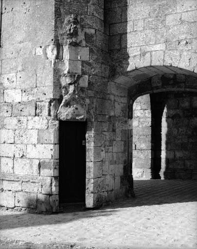 Porte d'entrée de la tourelle d'escalier desservant les étages du clocher.