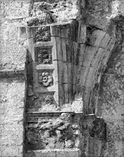 Détail du départ des arcs de la deuxième moitié du XVIe siècle dans l'angle nord-est du clocher-porche.