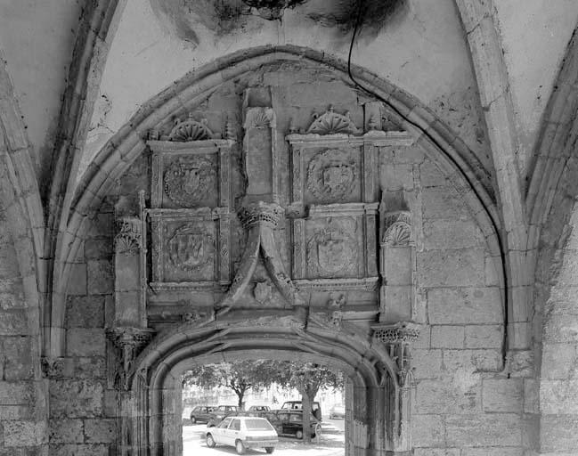 Ancien portail d'entrée de l'église sous le porche du clocher. Les écus supérieurs sont aux armes des Orléans-Longueville entourées de l'ordre de Saint-Michel.