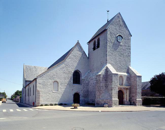 Vue d'ensemble du clocher et de la façade.