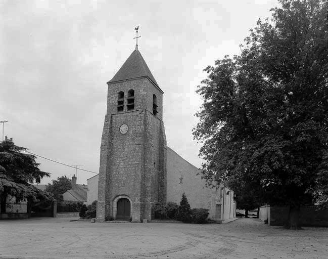 Vue d'ensemble de la façade ouest avec la tour clocher.