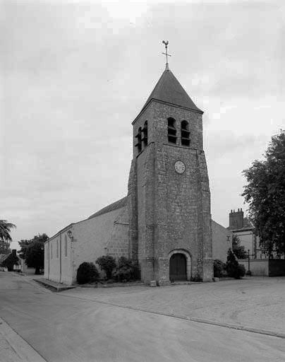 Vue d'ensemble de la façade ouest avec la tour-clocher.