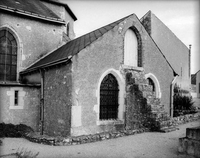 Sacristie accolée au sud du choeur et implantée dans le cimetière.