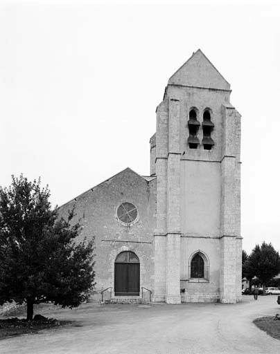 Vue de la face ouest de l'église.