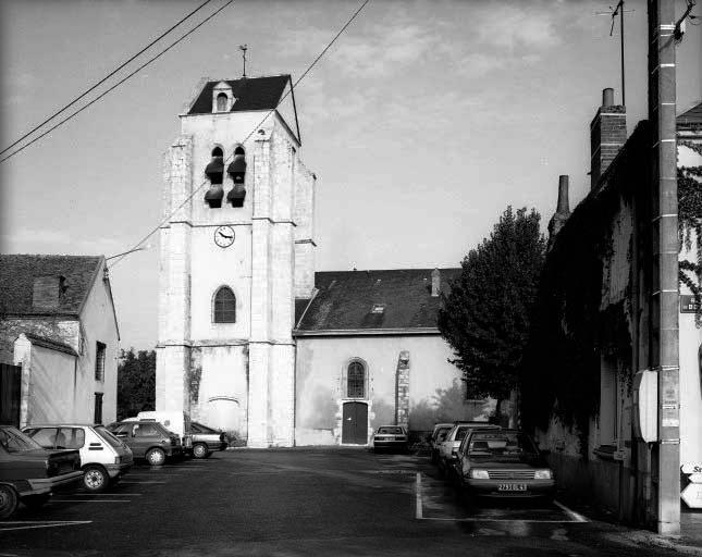 Vue de l'église prise du sud.