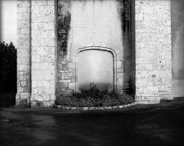 Détail de l'ancienne porte d'entrée de l'église sur la face sud de la tour de clocher.