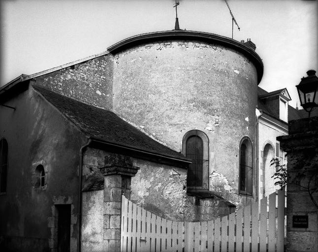 Vue de l'abside de l'église prise du sud est.