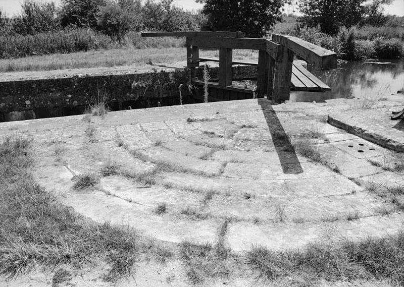 Ecluse de Choiseau, dallage dessinant des arcs de cercle près de la porte d'écluse.