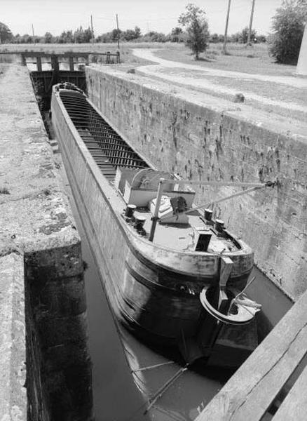 Ecluse de Choiseau : bâteau abandonné dans le sas (un berrichon construit vers 1930).