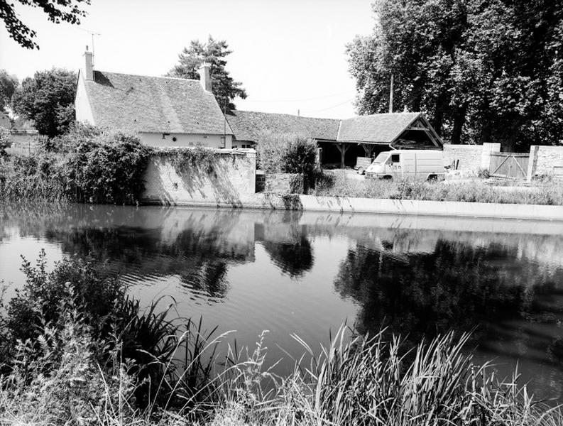 Maison éclusière du Bas de Grignon, façade postérieure : ancien petit port avec anneaux d'ammarrage fixés dans le mur.