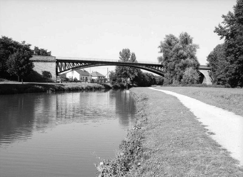 Pont du chemin de fer reliant Orléans à Gien.