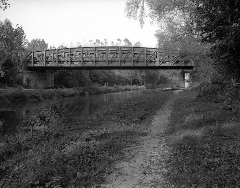 Pont double de chemin de fer situé entre les écluses de la Folie et de Ste Catherine. Ligne Châlette/Bellegarde.