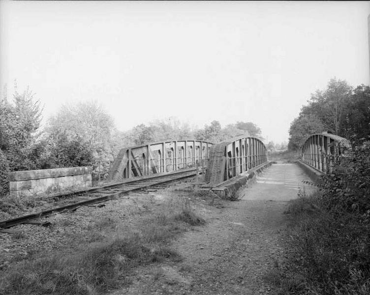 Pont double de chemin de fer situé entre les écluses de la Folie et de Ste Catherine. Ligne Châlette/Bellegarde.