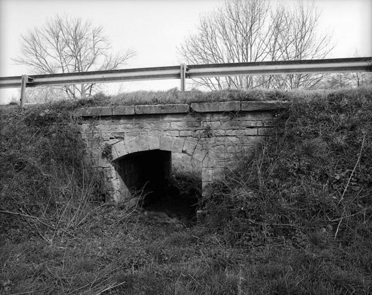 Pont pavé de l'ancien bief.