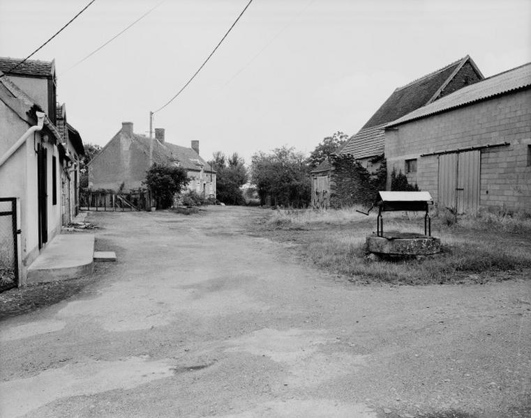 Vue d'ensemble prise du sud ouest ; à droite, grange défigurée.