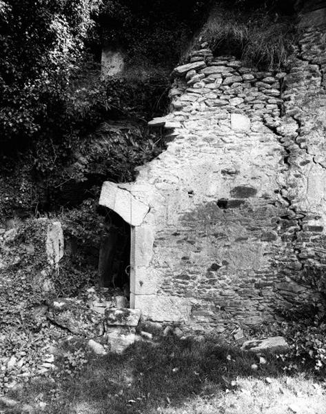 Tour ouest, porte d'accès à la salle voûtée.