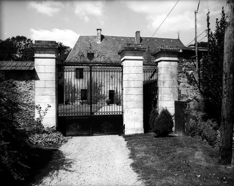 Portail d'entrée et logis, vue prise du sud.