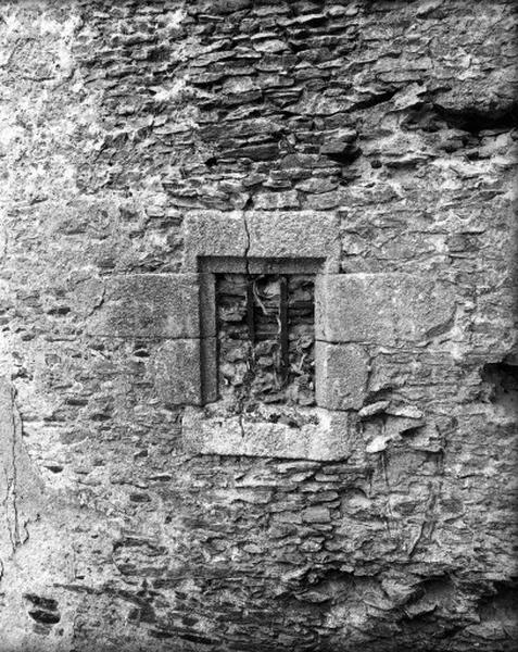 Logis, façade postérieure, fenêtre murée au rez-de-chaussée et grille de défense.