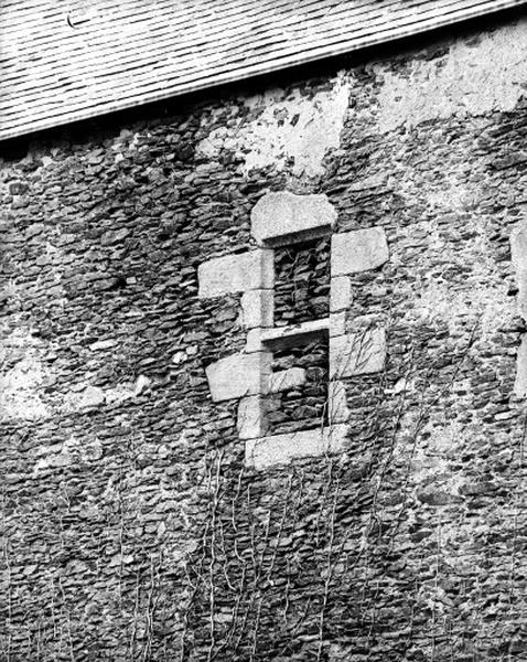 Logis, façade postérieure, détail fenêtre murée à l'étage.