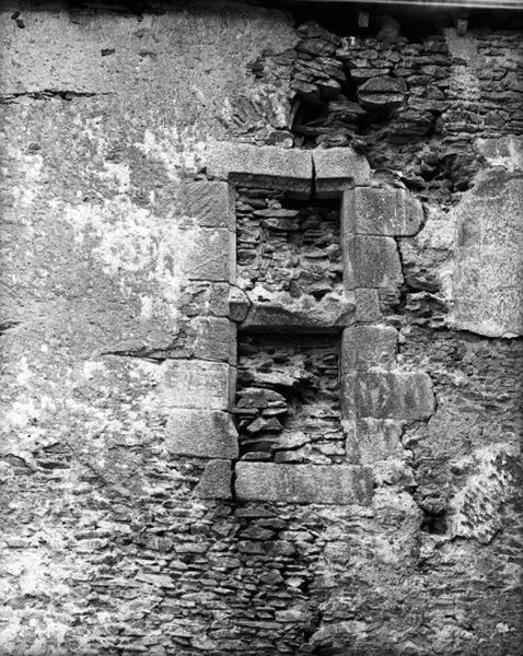 Logis, façade postérieure, détail fenêtre murée à l'étage.