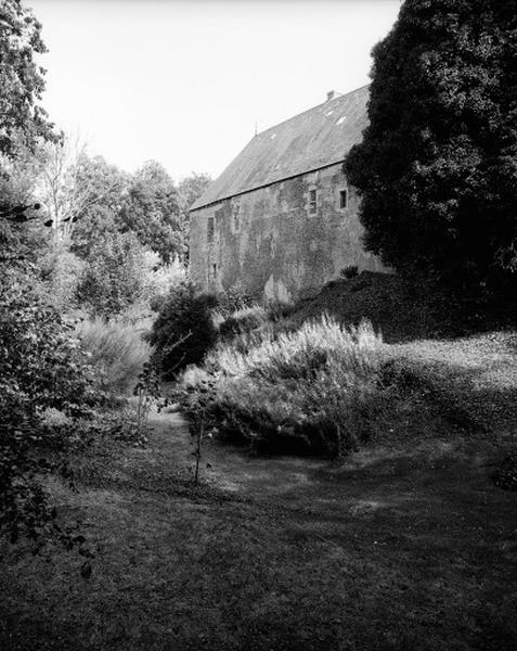 Logis, façade postérieure et douves, vue prise du nord ouest.