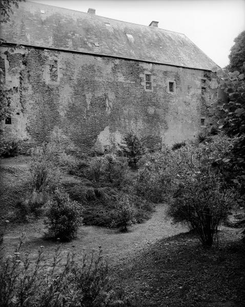 Logis, façade postérieure, vue prise du nord est et douves.
