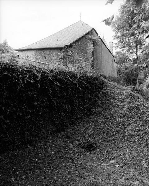 Aile est, angle sud est, traces de tour. Vue de volume prise du sud est.