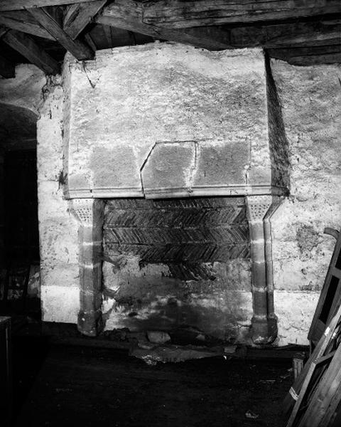 Logis, cheminée à l'étage. Dimensions : H = 190 cm, l = 212 cm (intérieur) et 265 cm (extérieur), P = 39 cm.