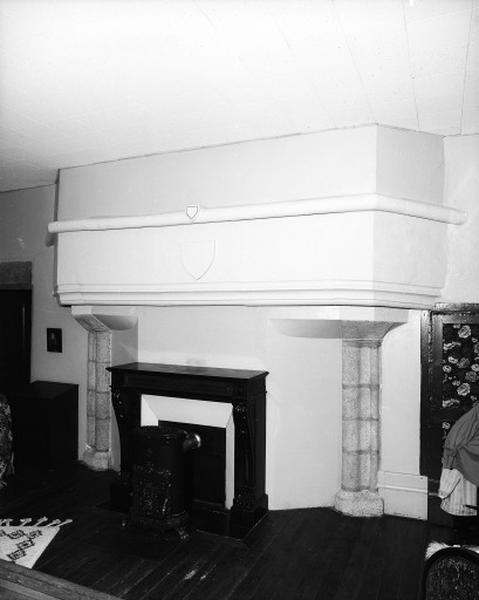 Logis, cheminée à l'étage. Dimensions : H = 172 cm, l = 250 cm (intérieur).