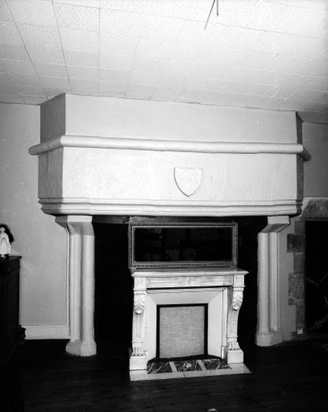 Vue intérieure : cheminée à l'étage. Dimensions : H = 172 cm, l = 225 cm (intérieur).