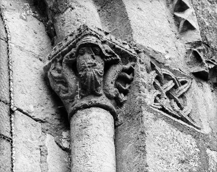 Façade sud, fenêtre haute. Chapiteau : tête d'homme et animaux affrontés ; entrelacs.