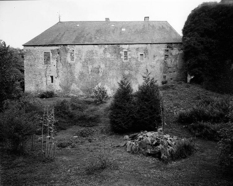 Logis, façade postérieure et douves, vue prise du nord.
