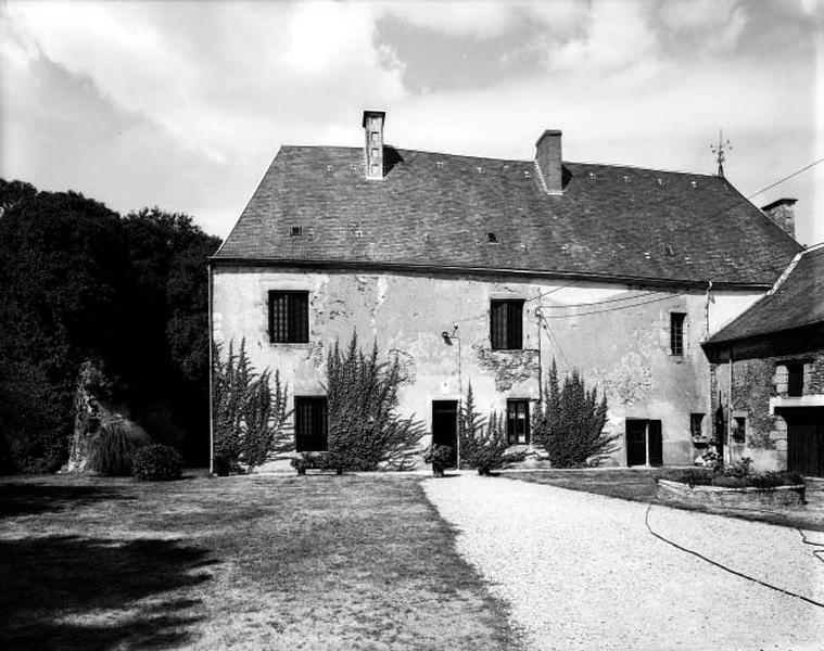 Logis, façade antérieure, vue prise du sud.