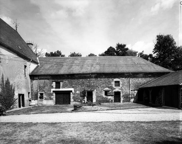 Cour intérieure, aile est, vue prise de l'ouest.