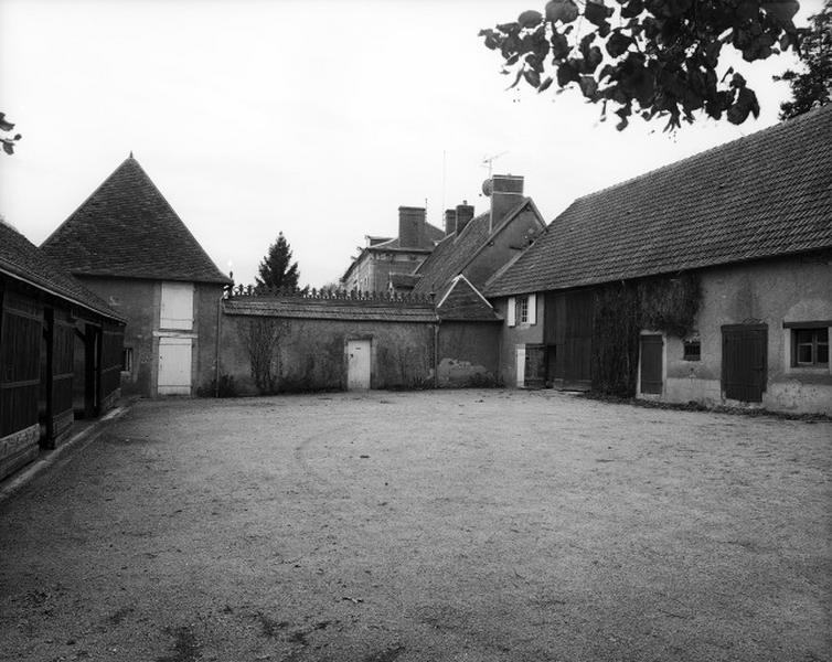 Avant cour, grange à droite, écurie au fond.