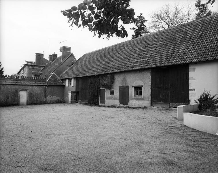 Avant cour, grange à droite, écurie au fond.