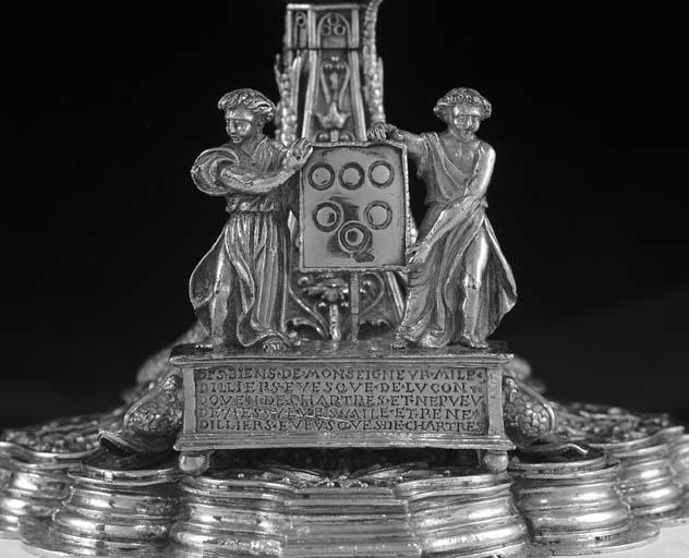 Détail du pied : anges présentant les armoiries et inscription.
