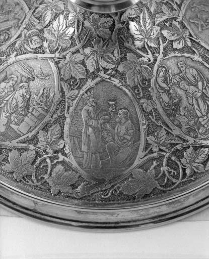 Détail du pied du calice : Bénédiction d'Abraham par Melchisédech.