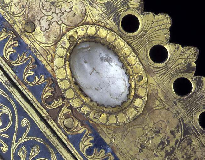 Détail de la face principale : cabochon de cristal de roche.