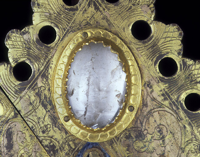 Détail de la face principale : cabochon de cristal de roche.