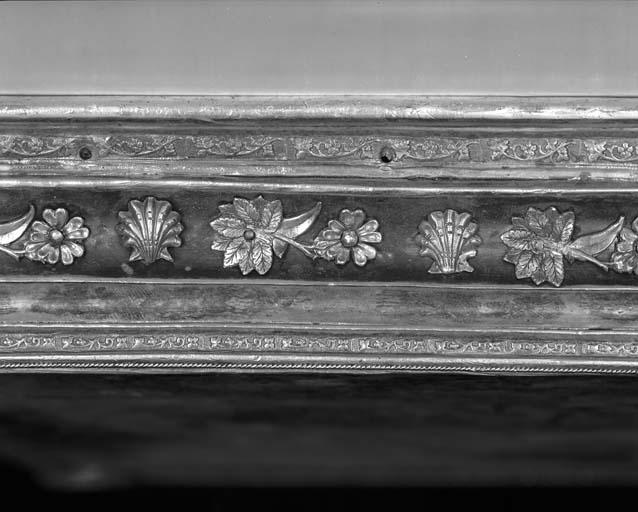 Détail d'un côté : décor rapporté de fleurs et coquilles sur la monture d'argent doré.