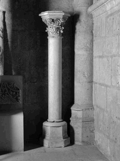 Vue générale de l'ensemble chapiteau, colonne et base déposé dans la chapelle Saint-Piat (angle nord-ouest).