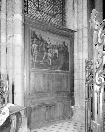 Vue d'ensemble du lambris de hauteur et du tableau situés à droite de l'autel.