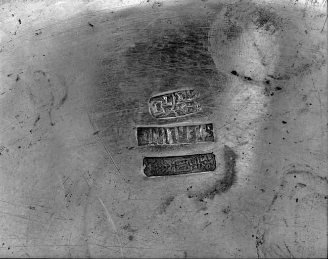 Détail : poinçons (?) et inscription non identifiée sous le pied.
