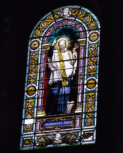 Verrière 106, bras droit du transept : saint Vincent de Paul, signé 'L.V. Gesta de Toulouse 1867'.